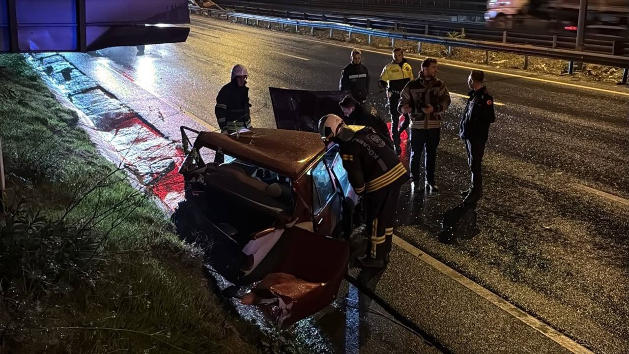 Kocaeli'de Feci Kaza: İki Araç Çarpıştı, İki Yaralı