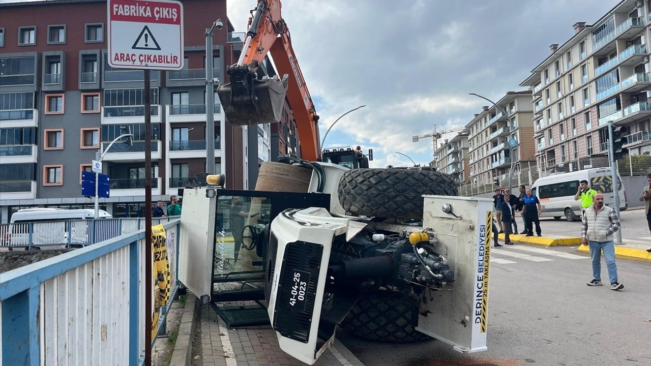 Kocaeli'de Tırdan Yola Devrilen İş Makinesindeki Kişi Yaralandı