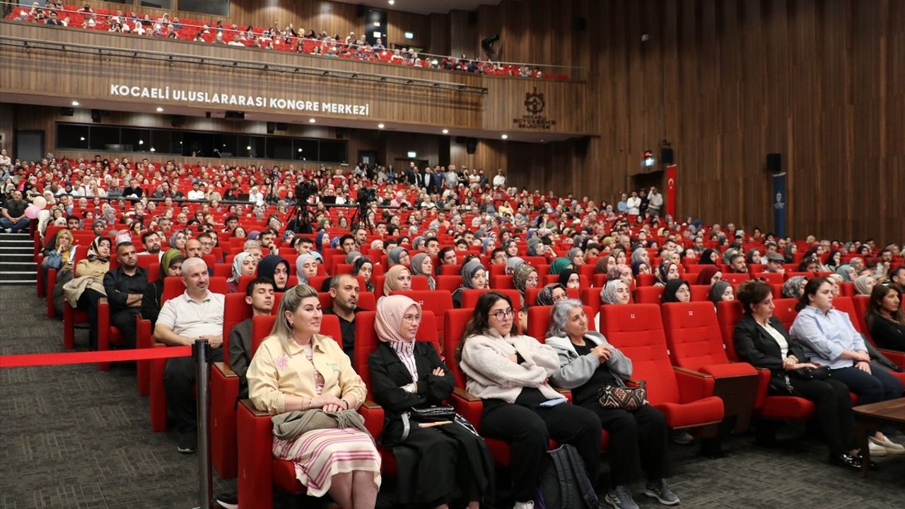 Kocaeli Kitap Fuarı'nda Önemli Söyleşiler Düzenlendi