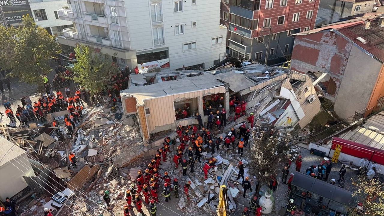 Kocaeli'nde 7 Katlı Bina Çöktü, Arama Kurtarma Çalışmaları Başlatıldı