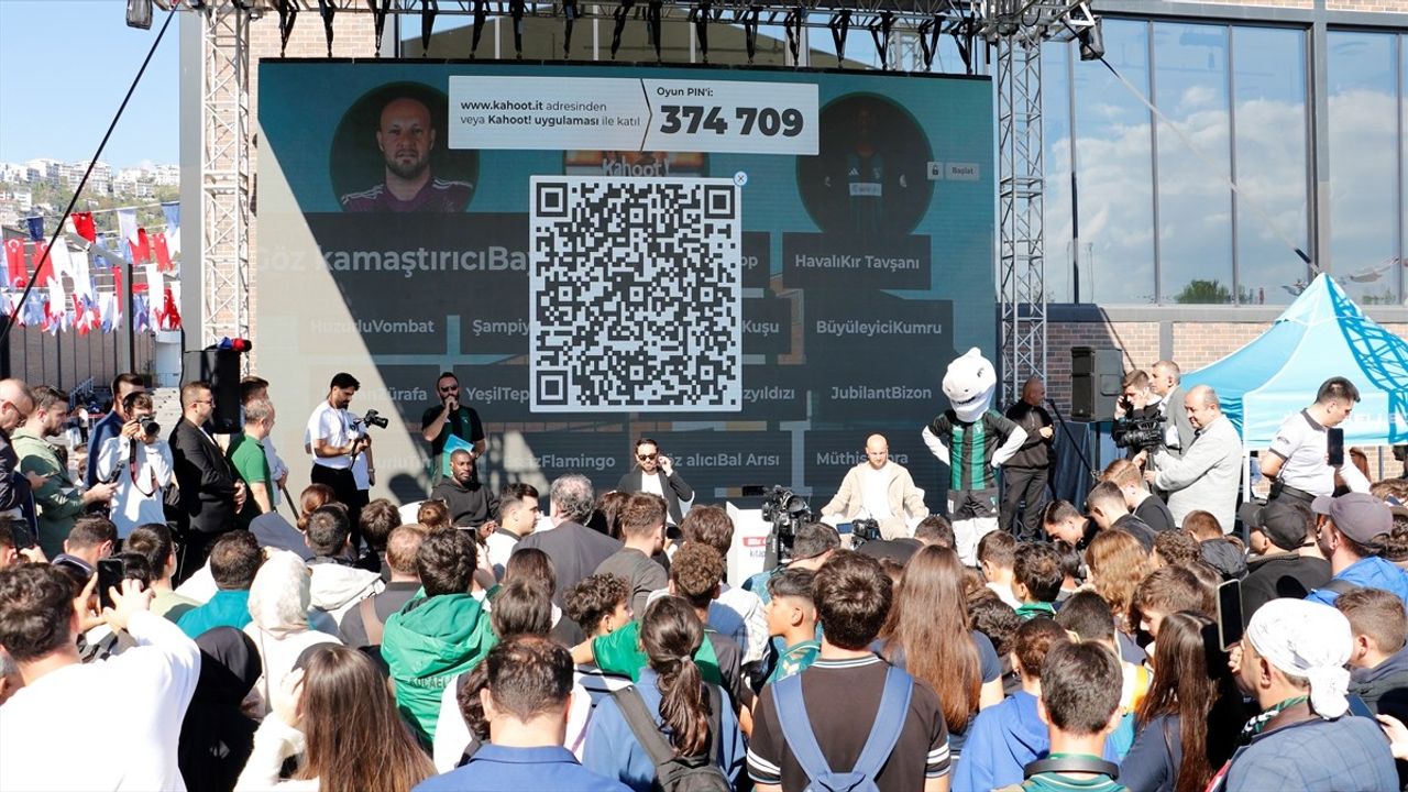 Kocaelispor Teknik Direktörü ve Futbolcuları Kitap Fuarında