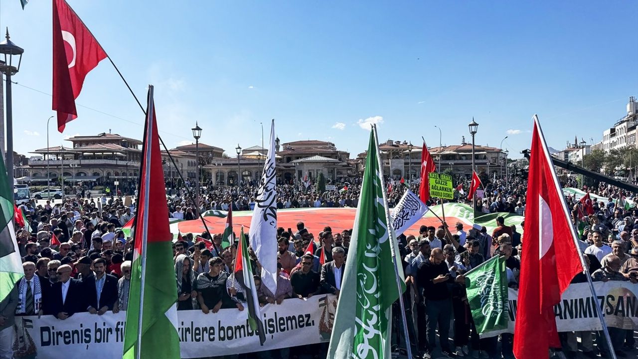 Konya'da Küresel Sumud Filosu'na Destek Yürüyüşü