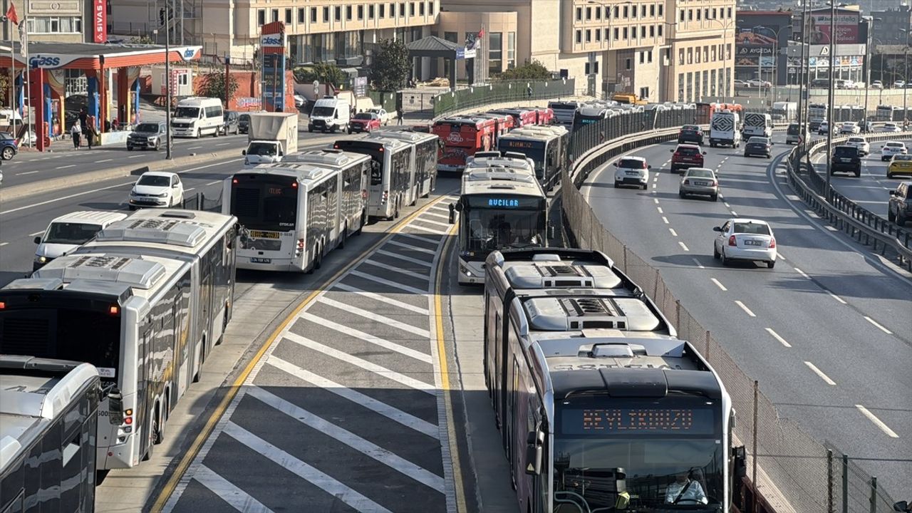 Küçükçekmece'de Metrobüs Kazası: 1 Yaralı