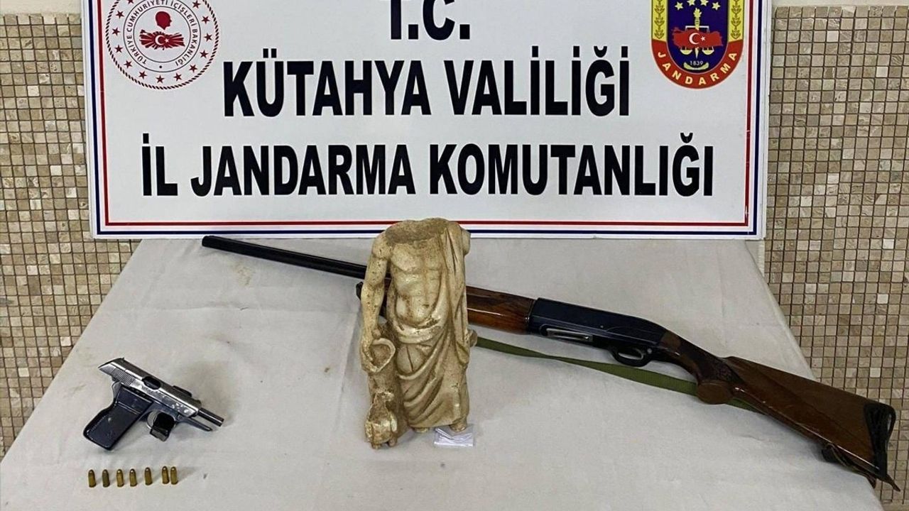 Kütahya'da Tarihi Eser Kaçakçılığı: Roma Dönemine Ait Heykel Ele Geçirildi