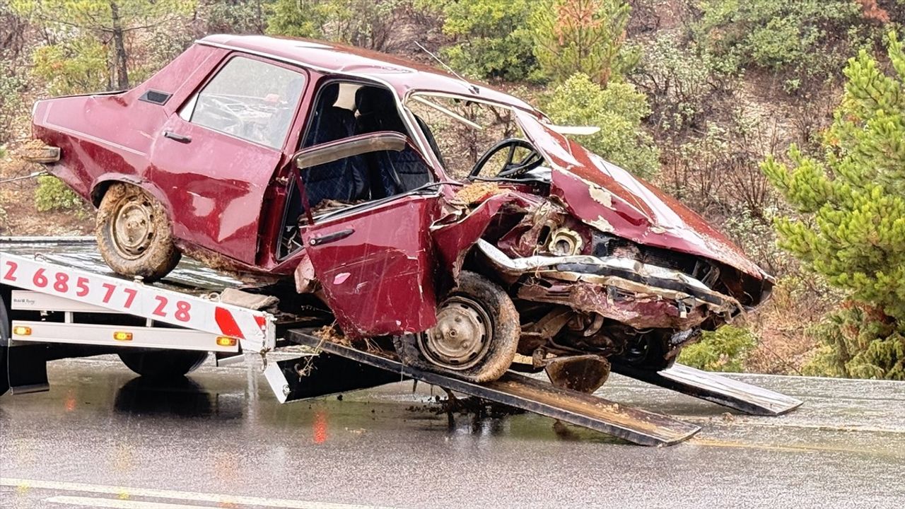 Kütahya'da Trafik Kazası: İki Kişi Hayatını Kaybetti