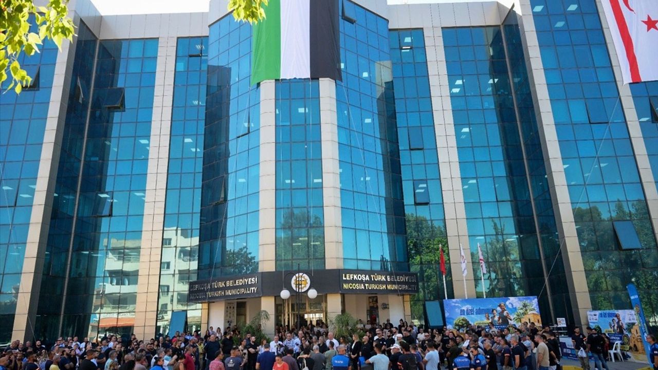 Lefkoşa Türk Belediyesi Gazze İçin Filistin Bayrağı Astı