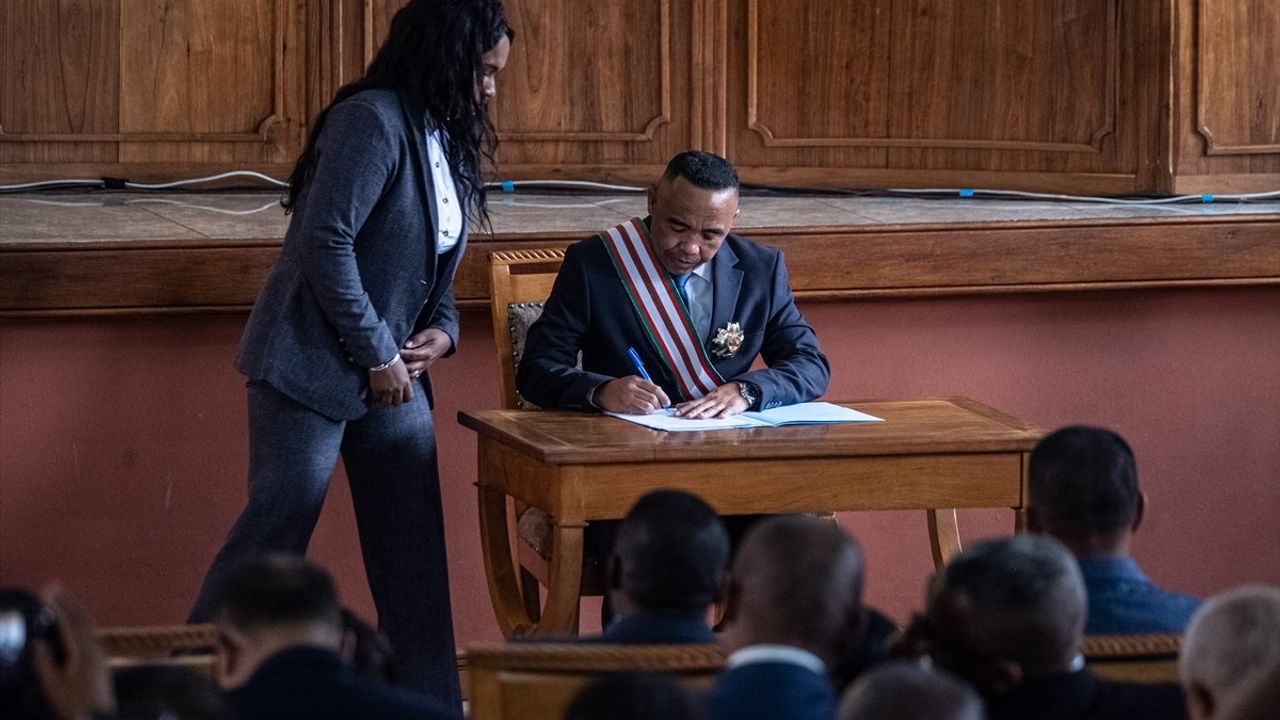 Madagaskar'da Askeri Darbe: Randrianirina Geçici Cumhurbaşkanı Olarak Yemin Etti