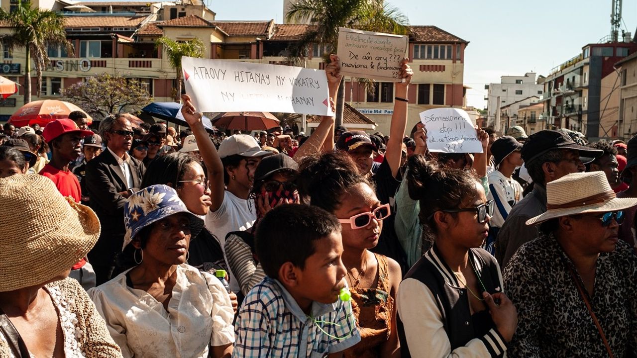 Madagaskar'da Ordu Yönetimi Devraldı