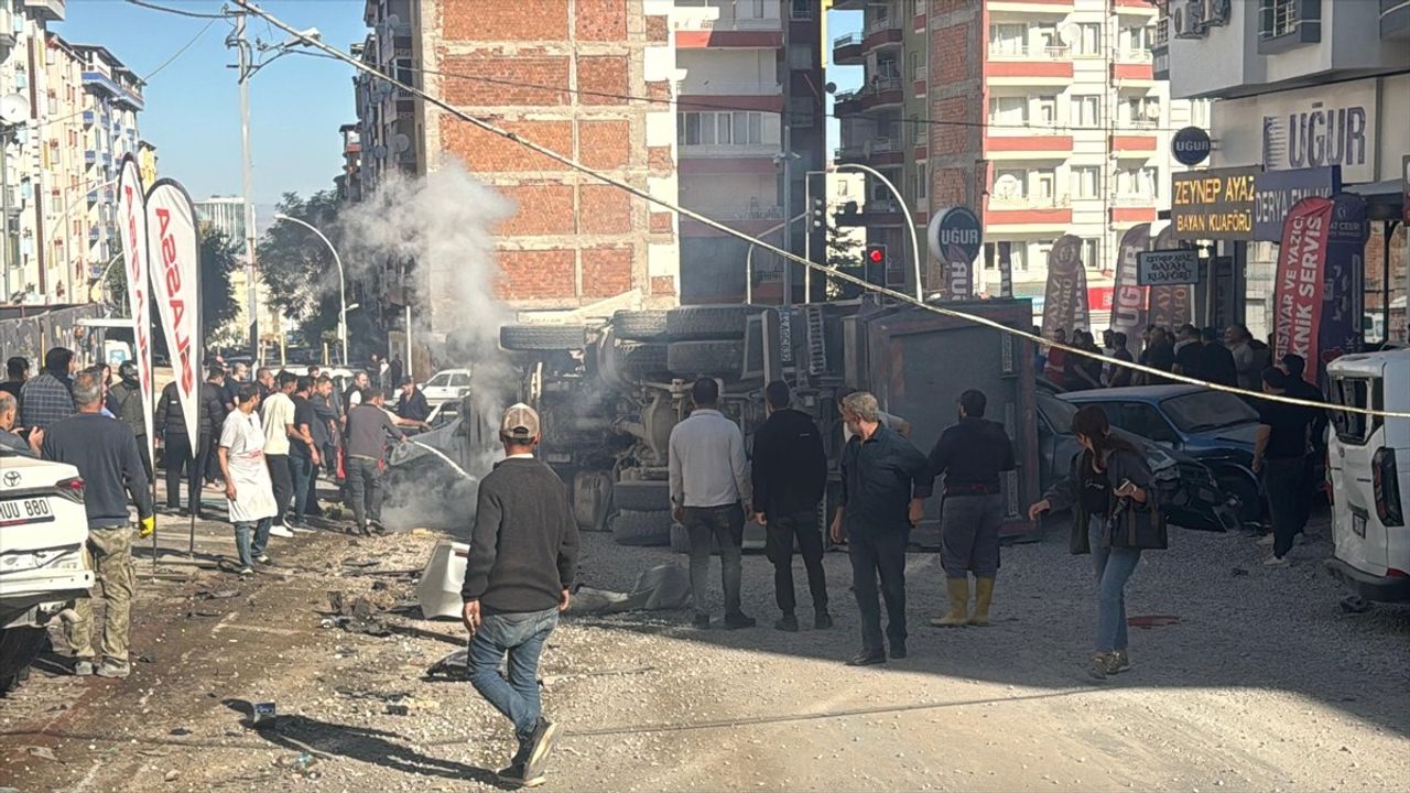 Malatya'da Freni Arızalanan Kamyon 15 Araca Çarptı