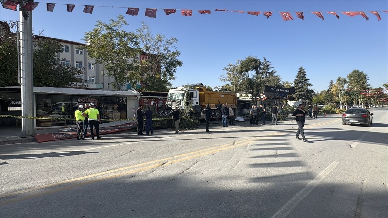 Malatya'da Freni Arızalanan Kamyon 7 Konteyner İş Yerine Çarptı