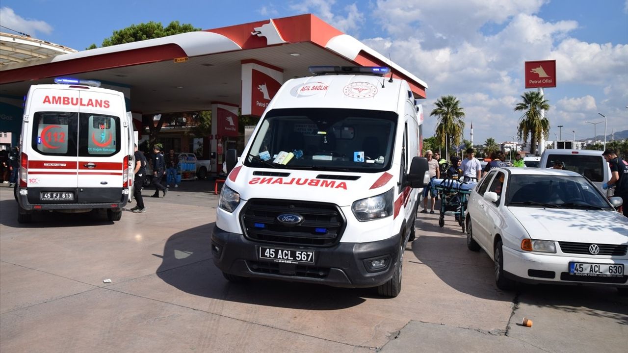 Manisa'da Bıçaklı Saldırı: Eski Eş ve Yanındaki Kişi Yaralandı