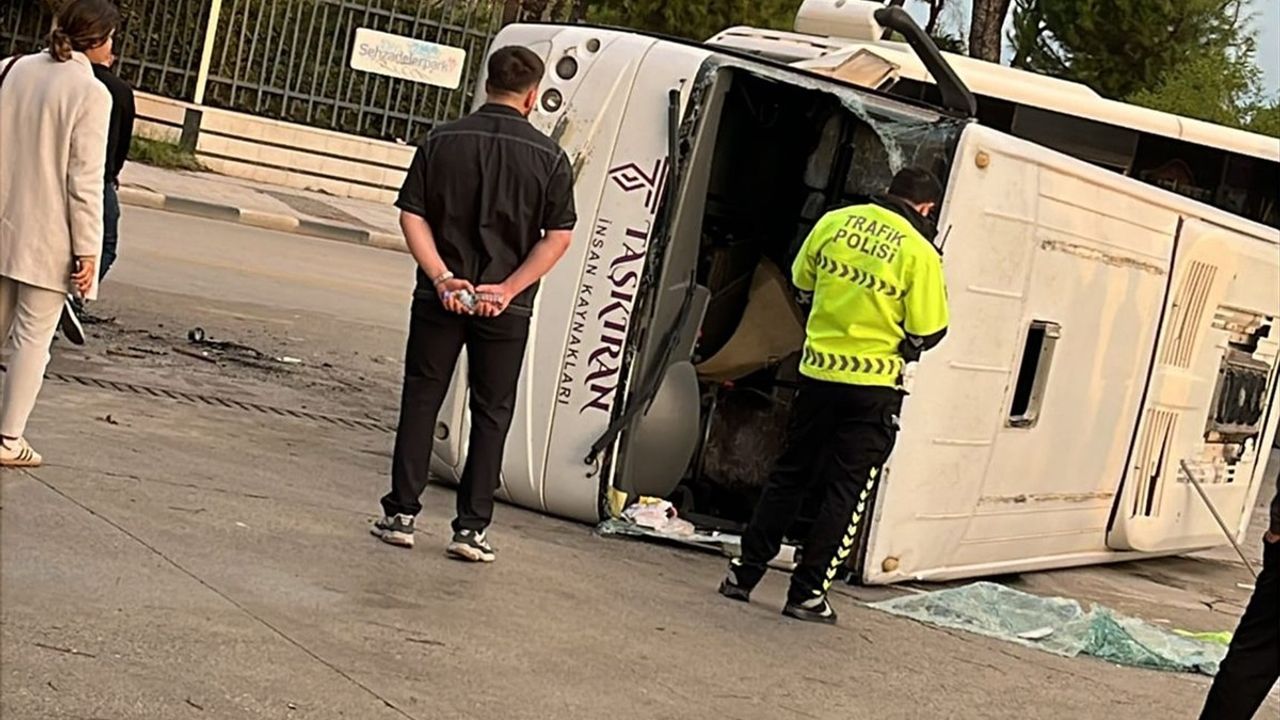 Manisa'da Midibüs ve Hafif Ticari Araç Çarpıştı: 16 Yaralı