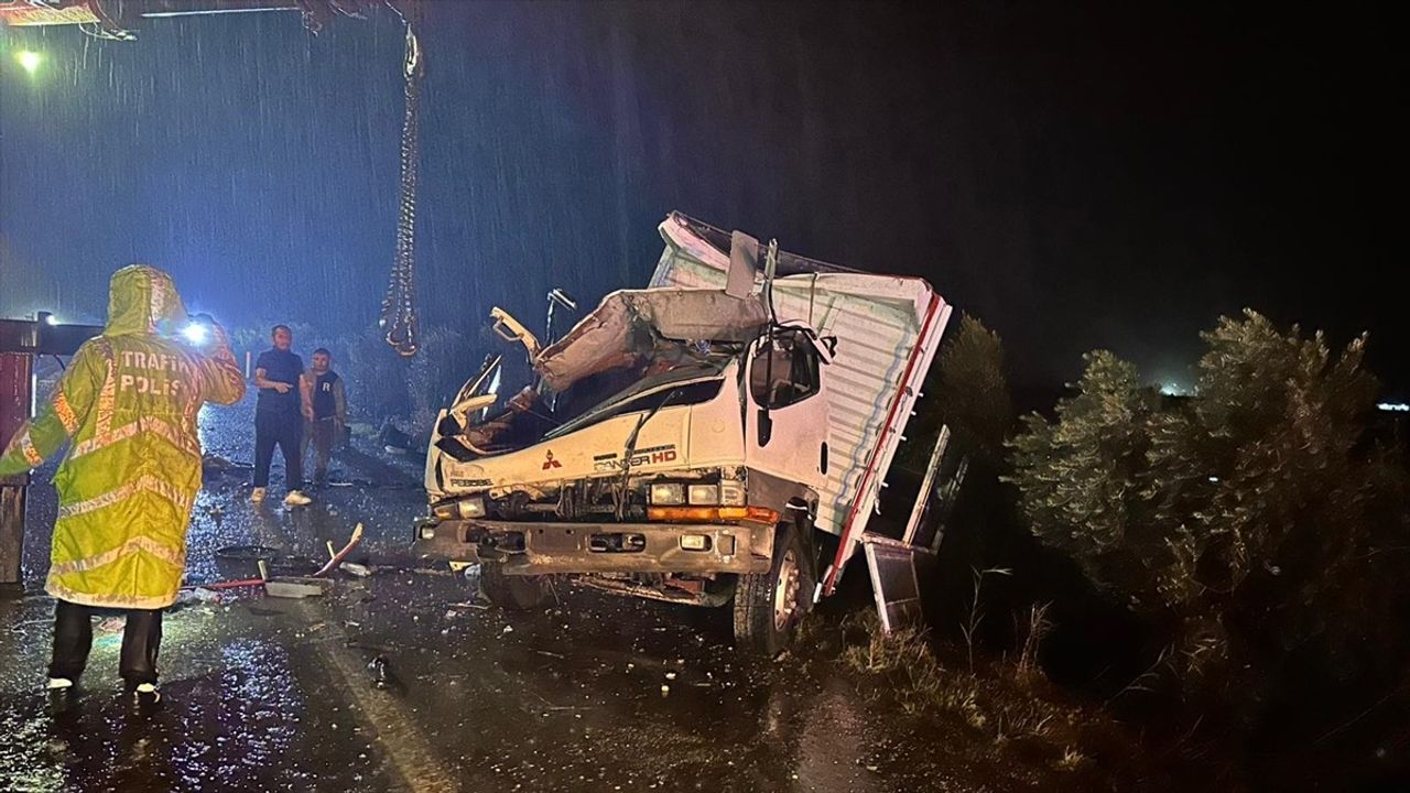 Manisa'da Trafik Kazası: 2 Ölü, 3 Yaralı