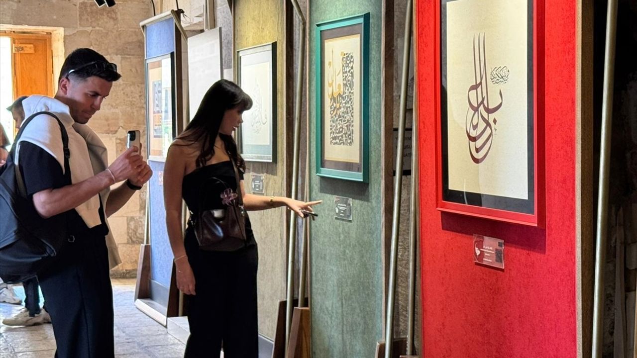 Mardin'de 'Adil-i Mutlak' Hat Sergisi Sanatseverlerle Buluştu