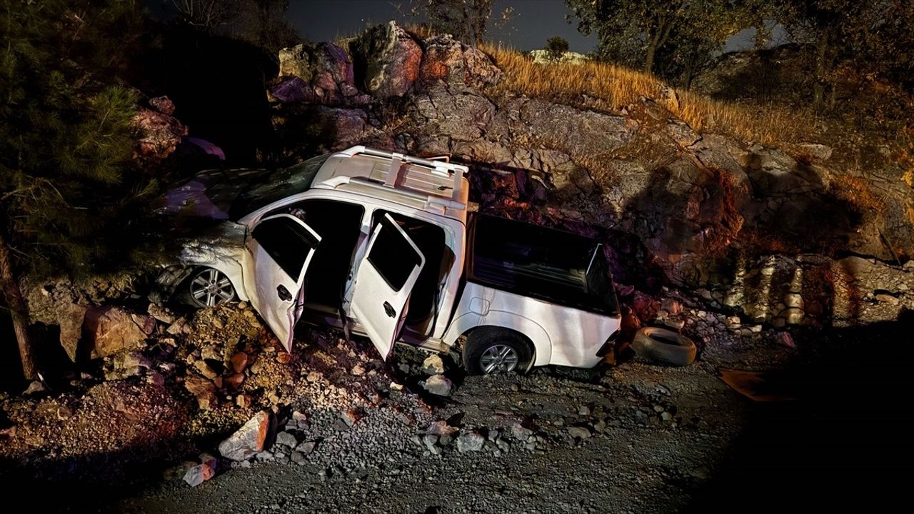 Mardin'de Trafik Kazası: Pikapta Sıkışan Sürücü UMKE Ekipleri Tarafından Kurtarıldı