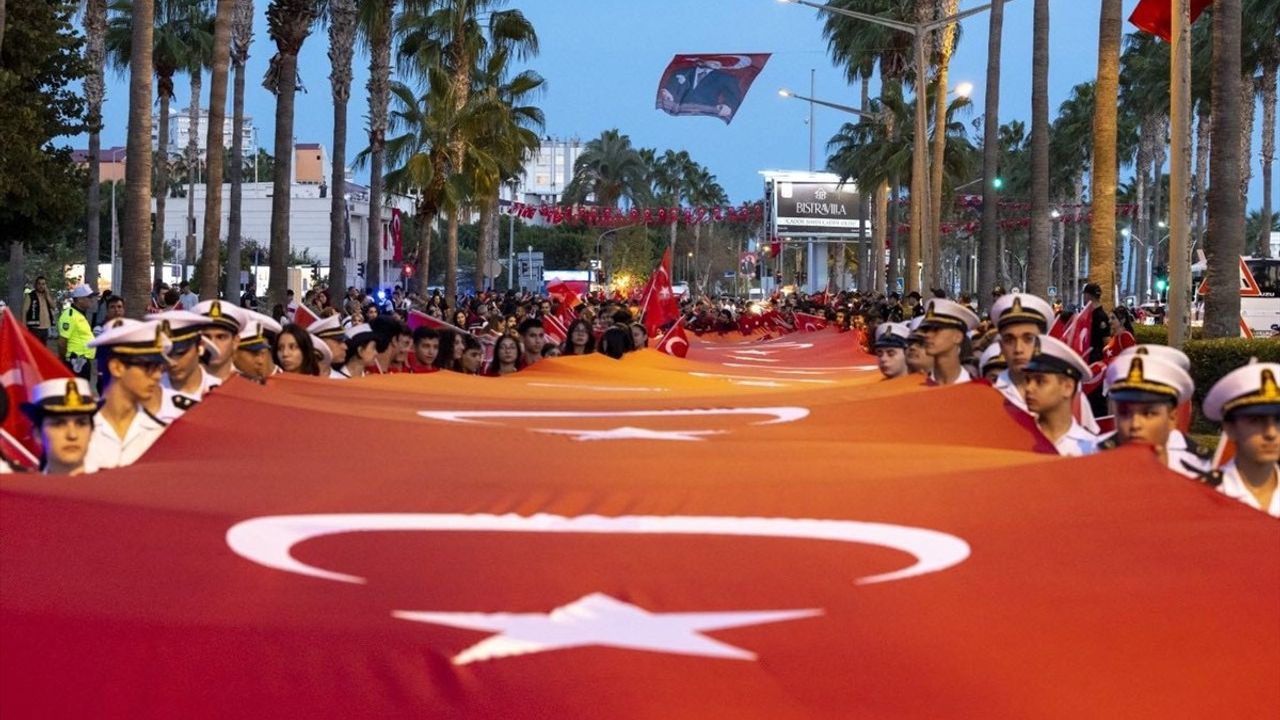 Mersin'de 102 Metre Uzunluğunda Türk Bayrağı ile Yürüyüş Düzenlendi