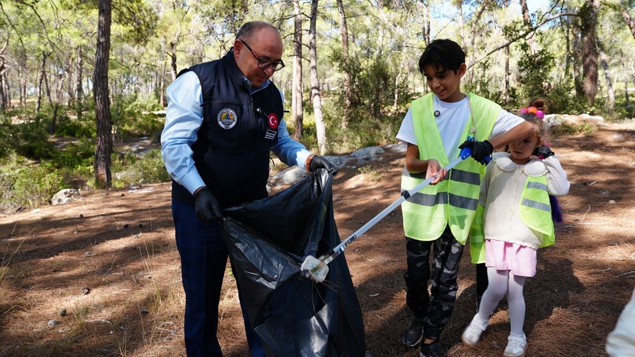 Mersin'de Öğrenciler Doğa Müfettişleri Projesi ile Temizlik Yaptı