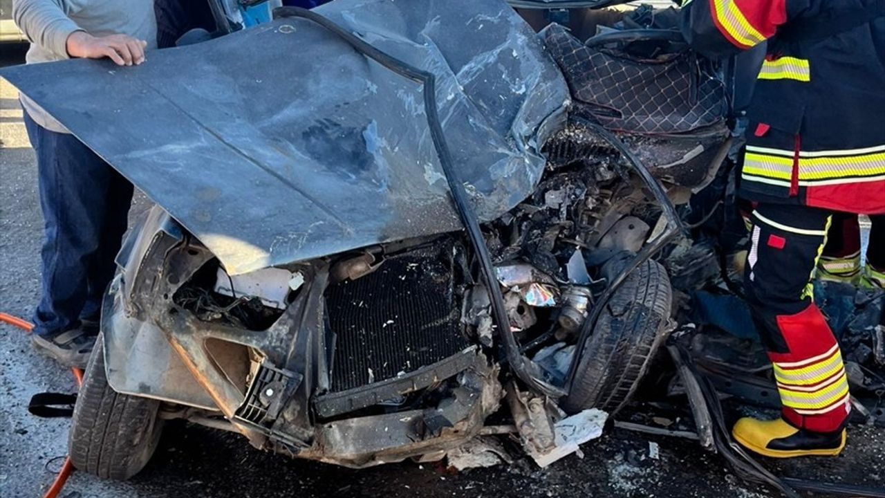 Mersin'de Otobüs ve Otomobil Kazası: 1 Ölü, 2 Yaralı