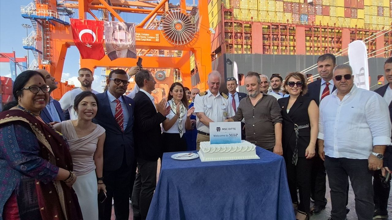 Mersin Uluslararası Limanı'nda Tarihi An: 400 Metrelik Gemi Yanaştı