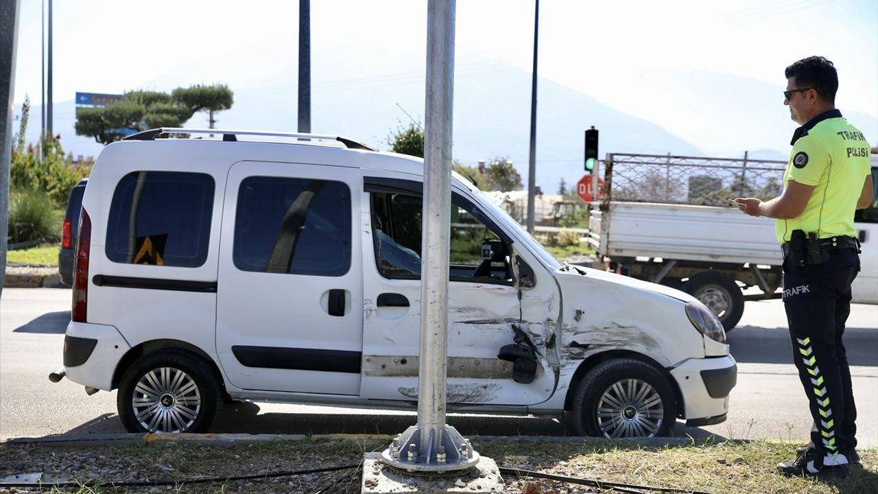 Muğla'da Ambulansla Çarpışma: İki Yaralı