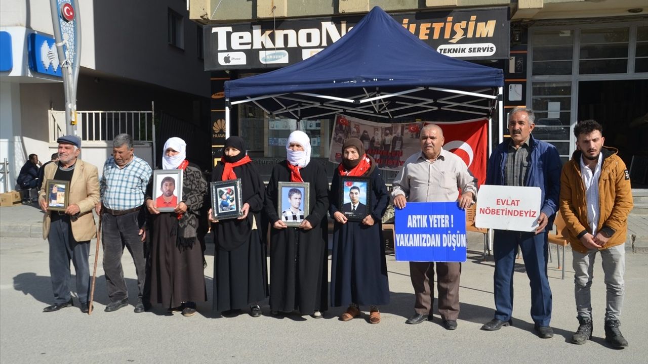 Muş'ta Evlat Nöbeti Devam Ediyor