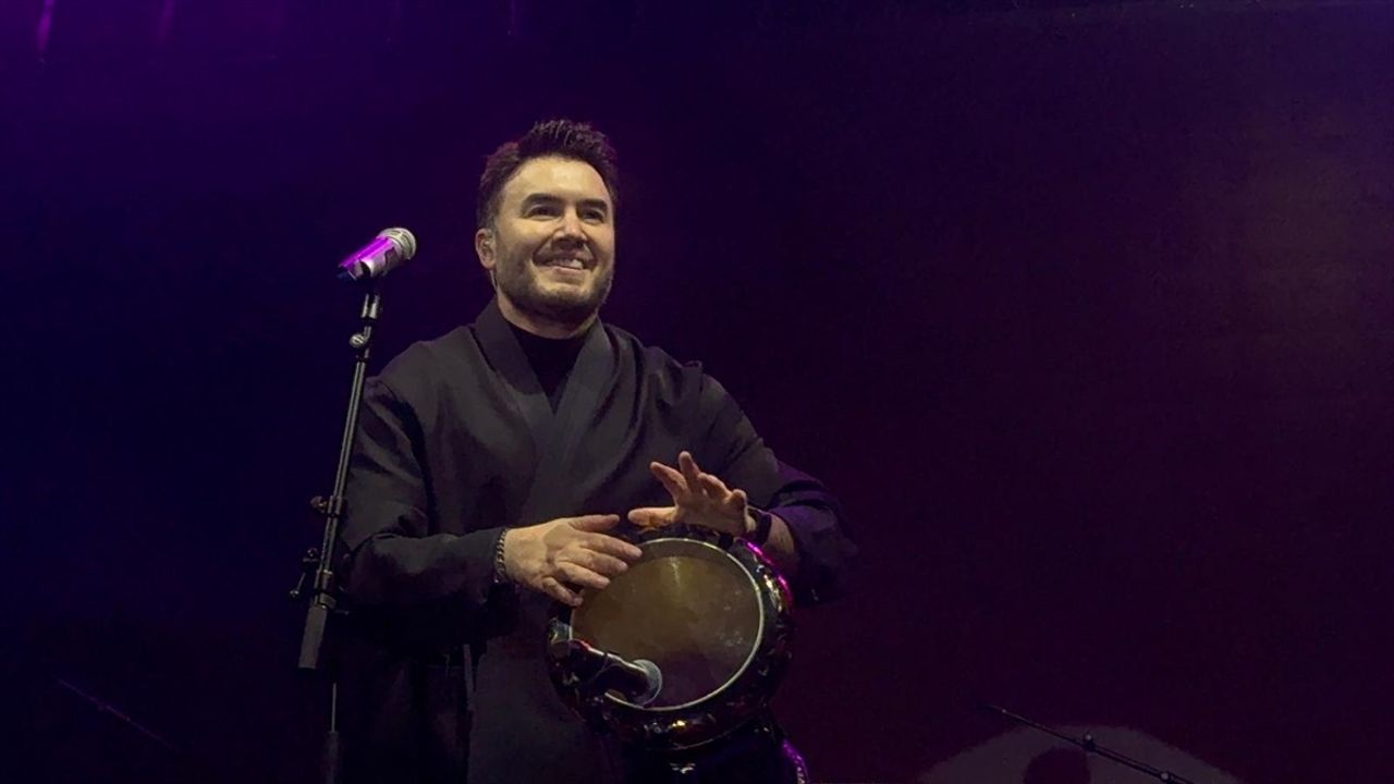 Mustafa Ceceli Bursa'da Coşku Dolu Bir Konser Verdi
