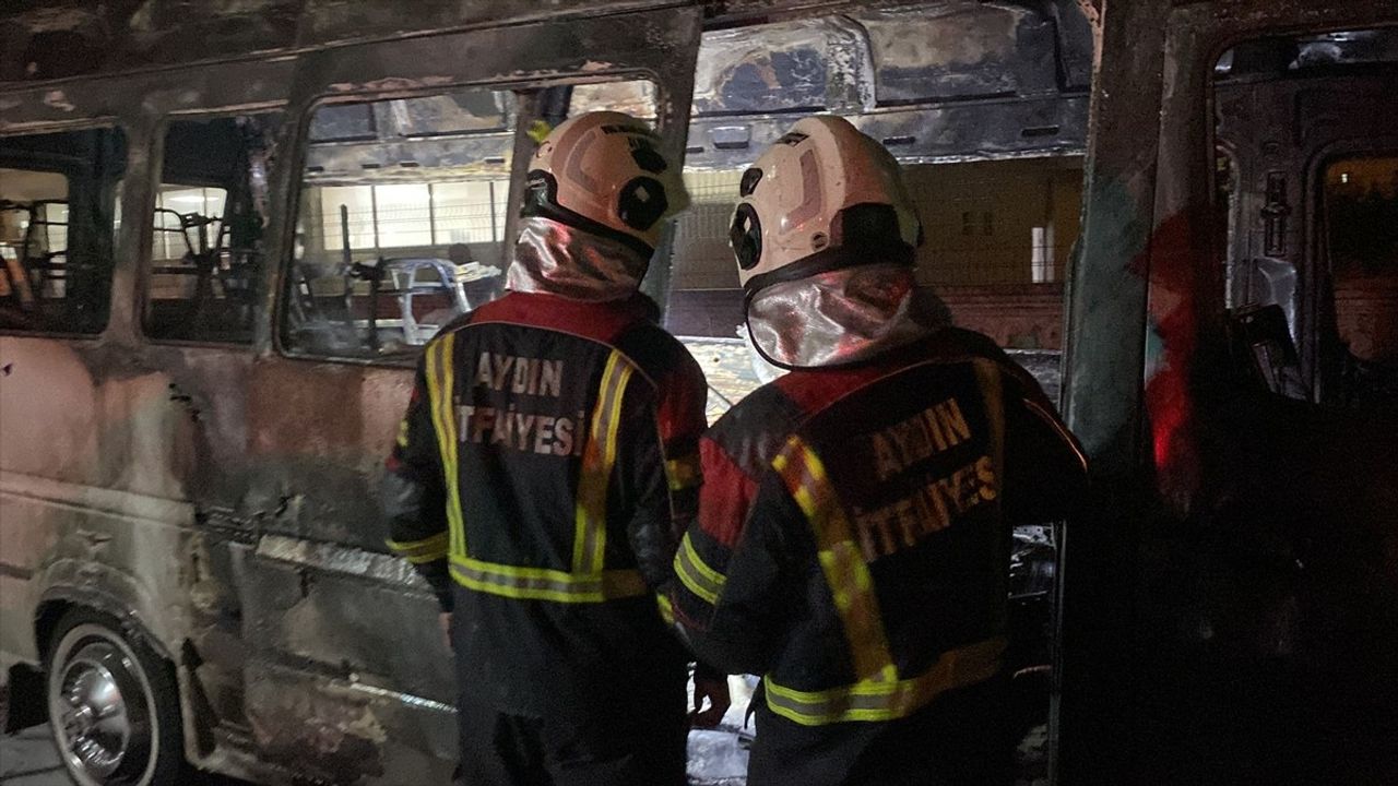 Nazilli'de Park Halindeki Minibüs Yangını