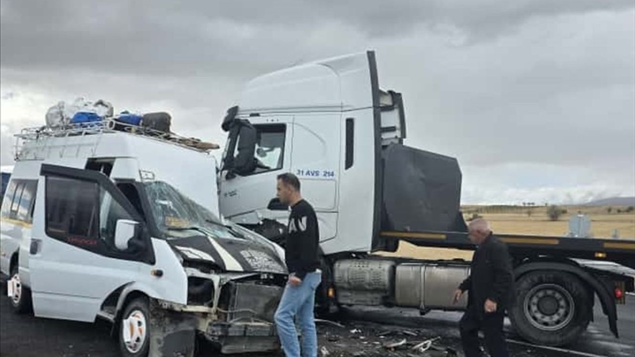 Nevşehir'de Tarım İşçilerini Taşıyan Minibüs ile Tır Çarpıştı