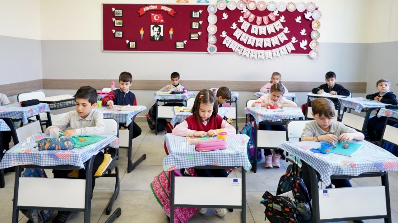 Öğrencilerin yüreklerini ısıtan destek! İlkokullara Eğitim Seferberliği Başladı