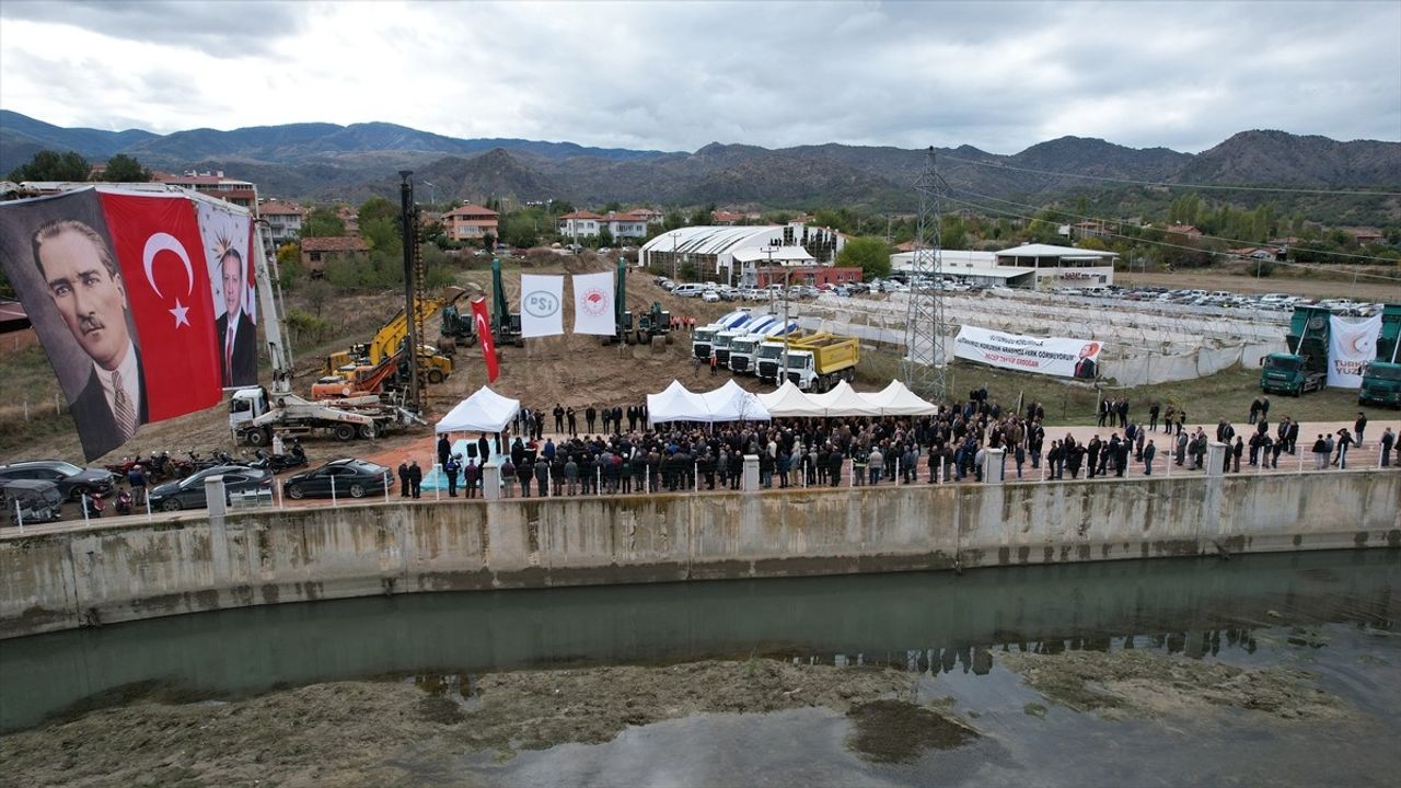 Osmancık'ta Kızılırmak Nehri'ne Şişme Kauçuk Savak Projesinin Temeli Atıldı