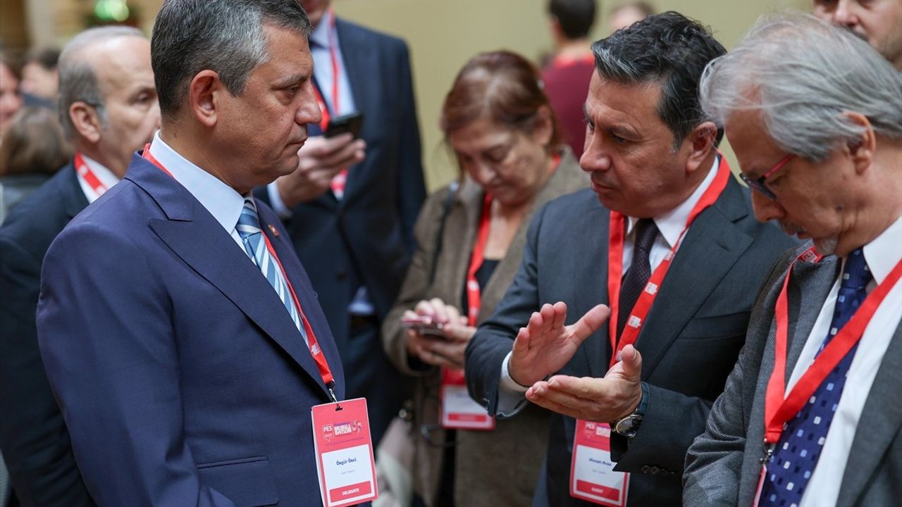Özgür Özel, Amsterdam'da Avrupa Sosyalist Partisi Kongresi'nde
