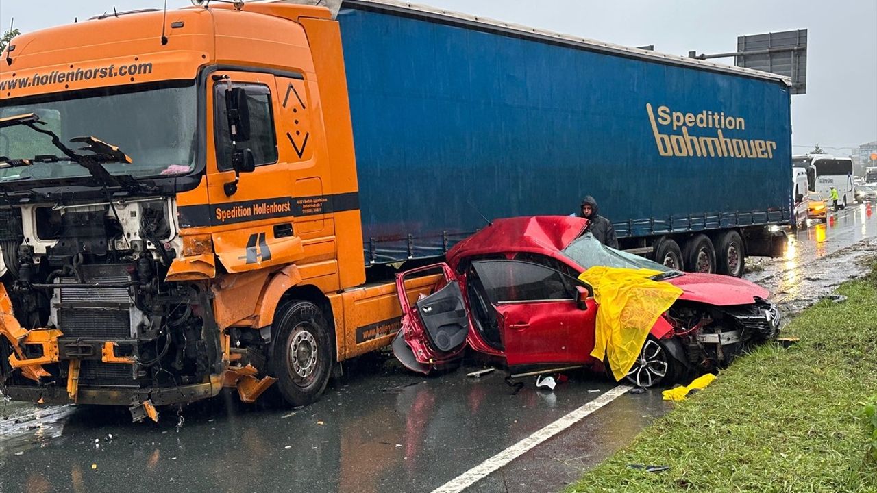 Rize'de Otomobil ile Tır Çarpıştı: 3 Kayıp