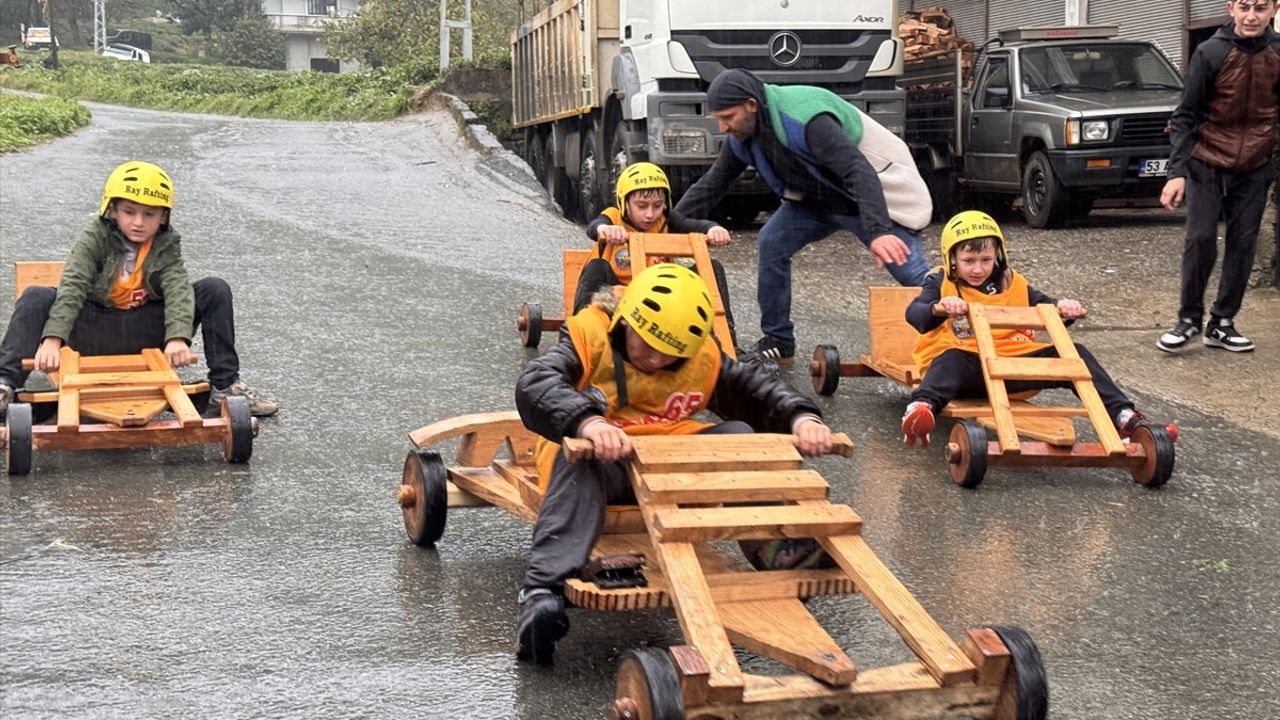 Rize'de Tahta Arabalar Yağmura Rağmen Yarıştı