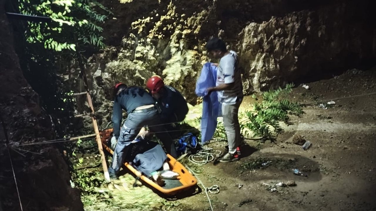 Rus Turist Antalya'da Çukura Düşerek Yaralandı