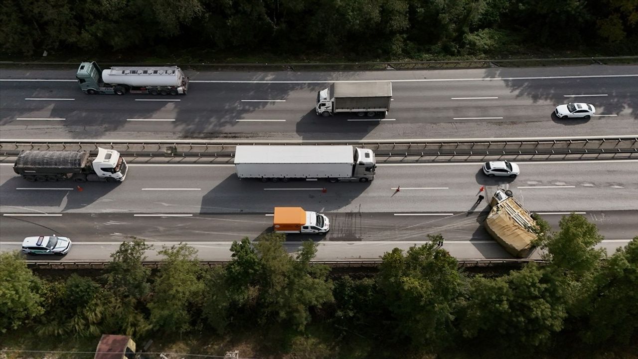 Sakarya'da Devrilen Kamyonet Otoyolda Ulaşımı Aksattı