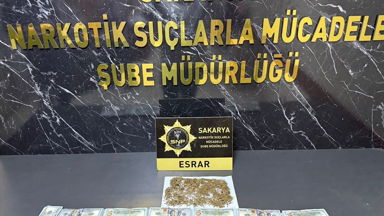 Sakarya'da Uyuşturucu Operasyonu: İstanbul'dan Çalınan 130 Bin Dolar Ele Geçirildi