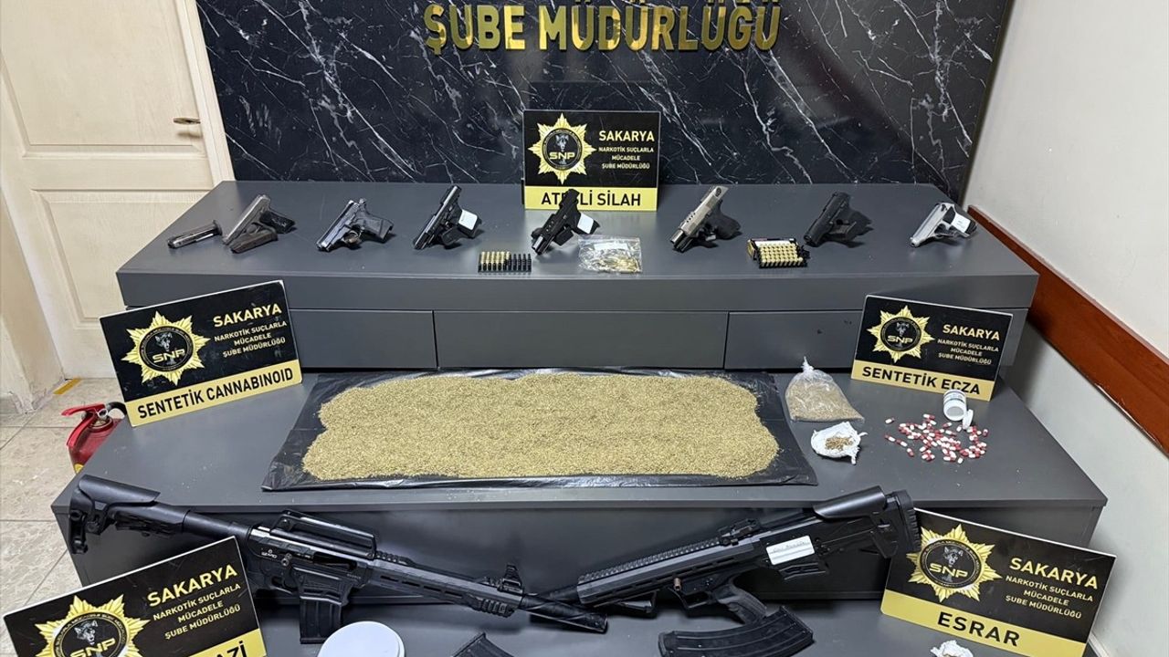 Sakarya'da Uyuşturucu ve Silah Kaçakçılığı Operasyonu: 33 Gözaltı