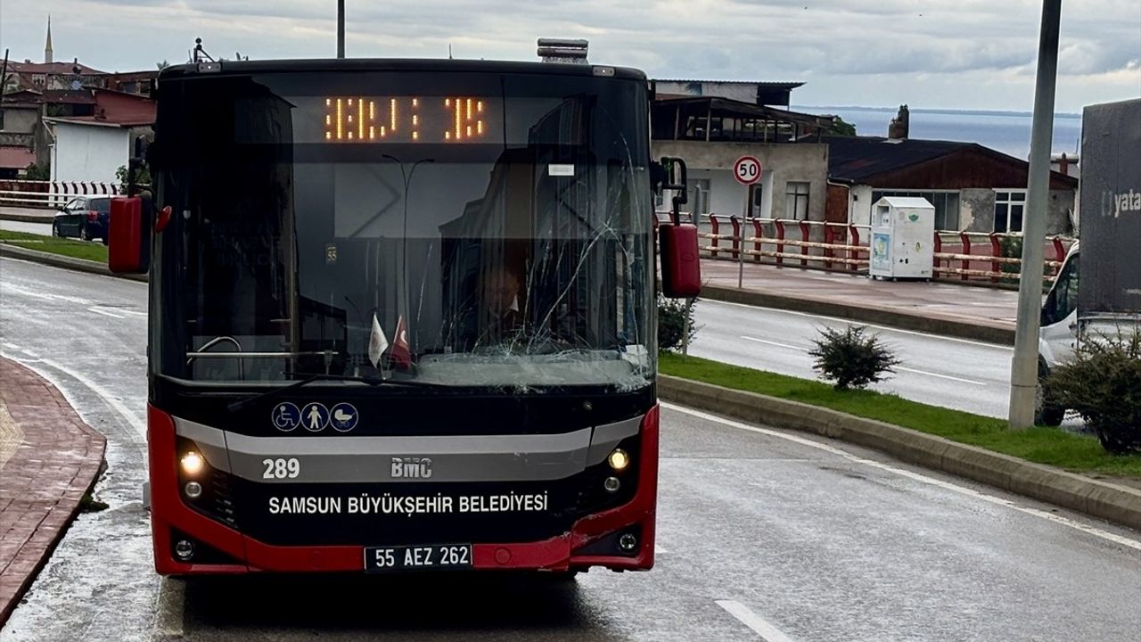 Samsun'da Kamyonet ile Çarpışan Halk Otobüsünde İki Yaralı