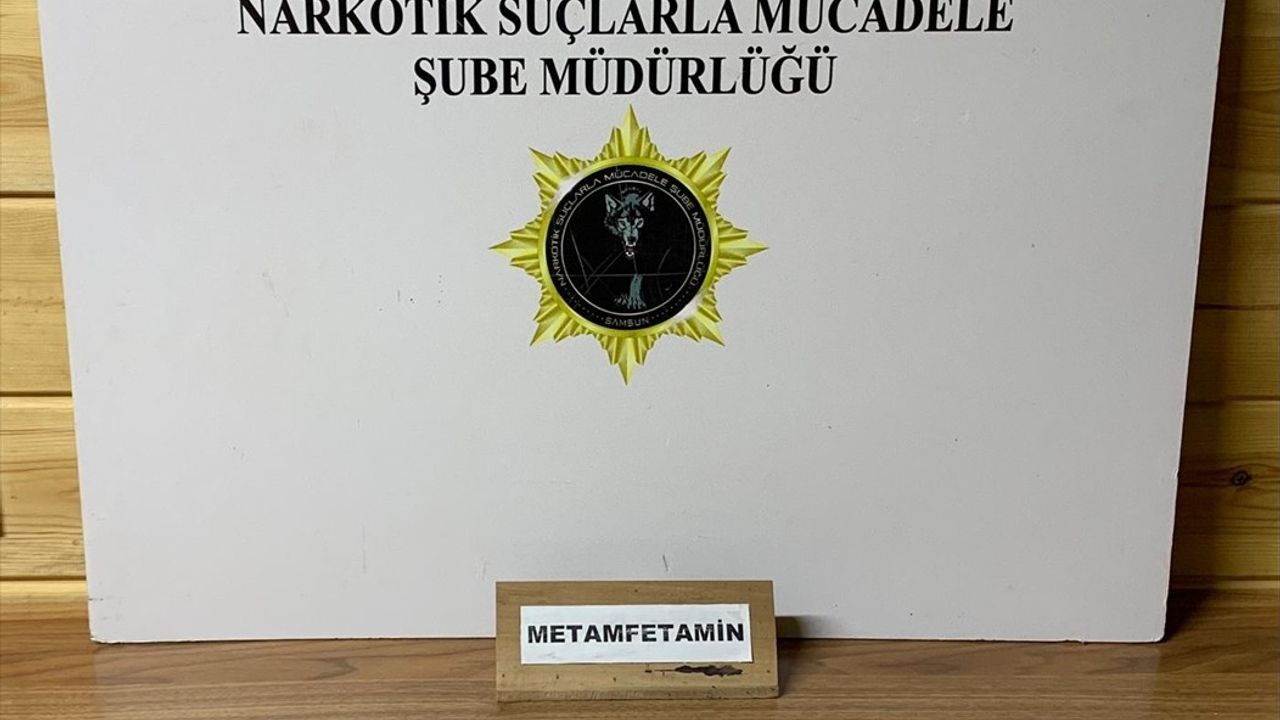 Samsun'da Uyuşturucu Operasyonu: Araçtan 302 Gram Sentetik Madde Ele Geçirildi