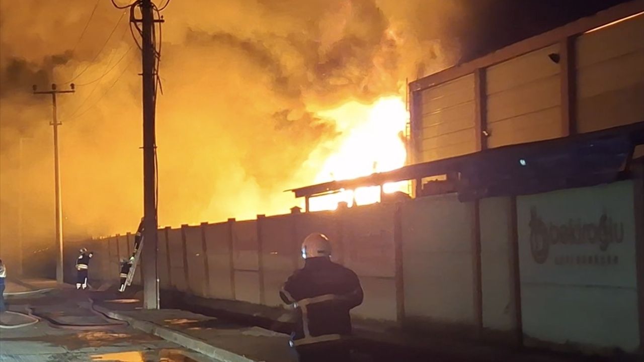 Samsun'daki Geri Dönüşüm Fabrikasındaki Yangın Kontrol Altında