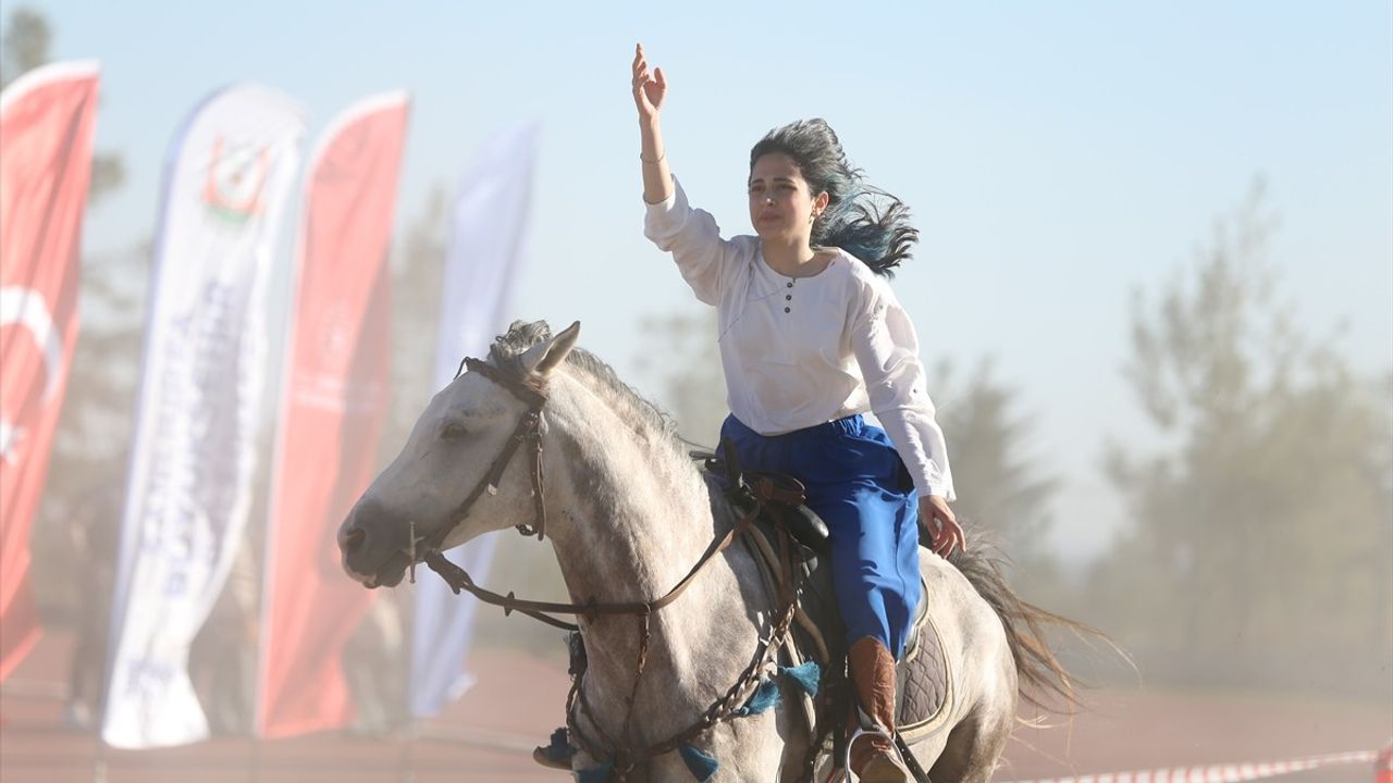 Şanlıurfa'da Depremzede Gençlere Moral İçin Atlı Gösteri Düzenlendi