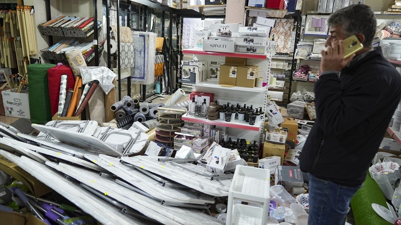 Sındırgı'da Deprem Sonrası Esnafın Üzüntüsü