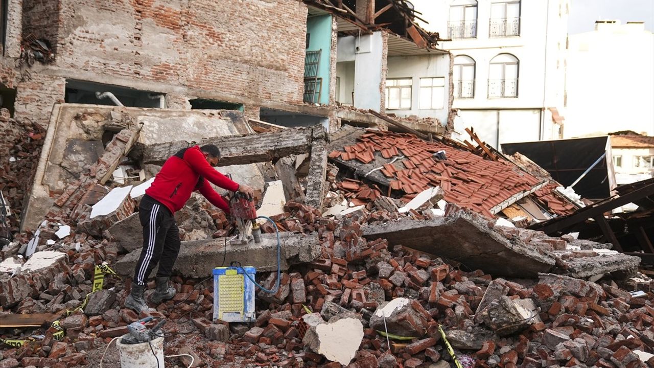 Sındırgı'da Depremden Sonra Enkaz Kaldırma Çalışmaları Başladı