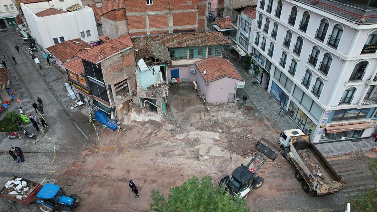 Sındırgı'daki Deprem Sonrası Enkaz Kaldırıldı