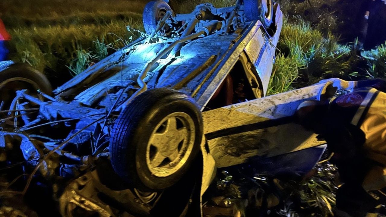 Sinop'ta Otomobil Devrildi: 1 Ölü, 1 Yaralı