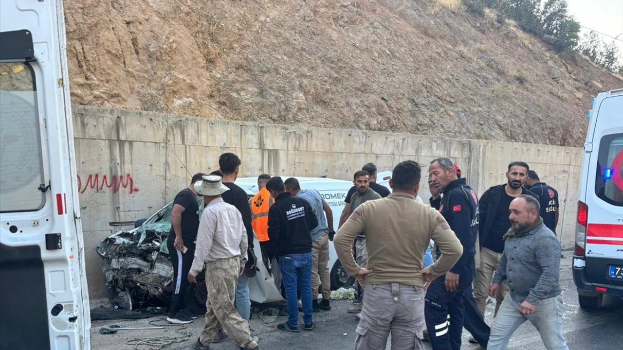 Şırnak'ta Minibüs ve Hafif Ticari Araç Çarpıştı: 11 Yaralı