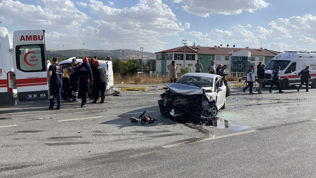 Sivas'ta Üç Araçlı Trafik Kazası: İki Çocuk Da Yaralı