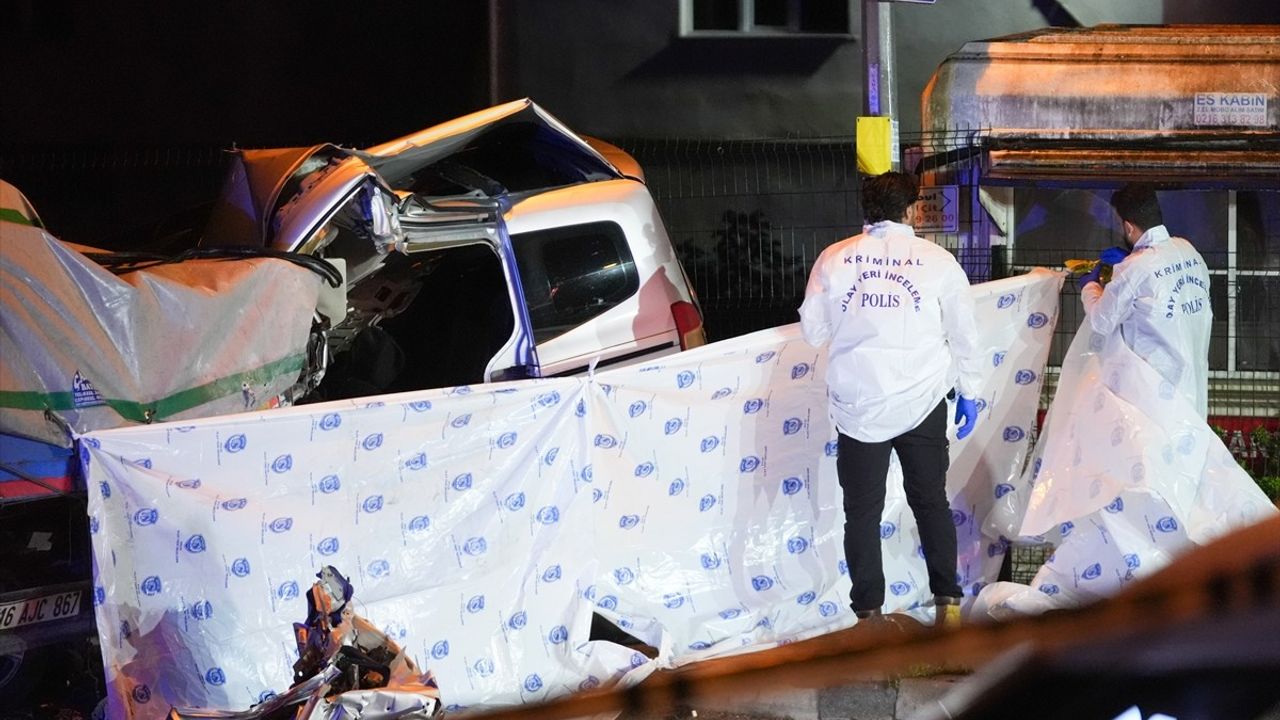 Sultanbeyli'de Kaçan Araç Tıra Çarptı: 1 Ölü, 1 Yaralı