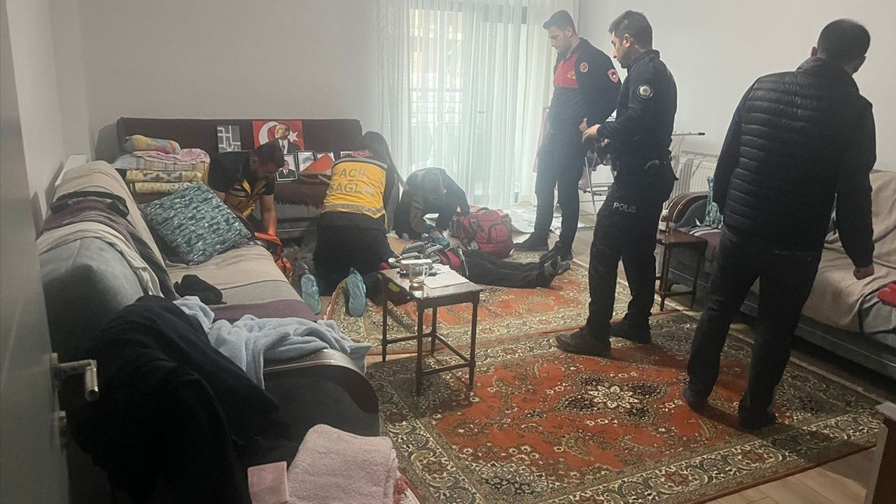 Sungurlu'da Kalp Krizi Geçiren Osman Topuksak'a Pencereden Kurtarma
