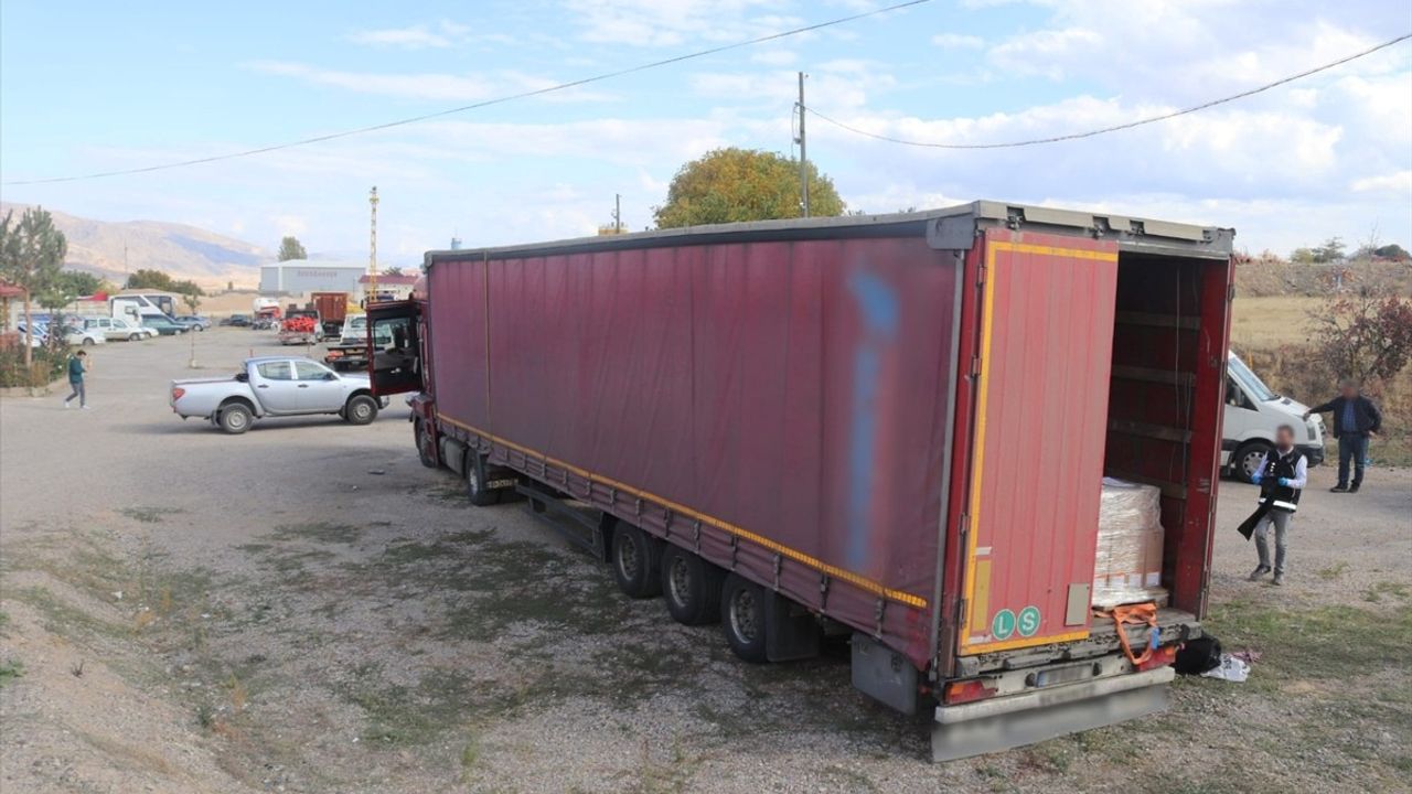 Suşehri'nde Tırda Düzensiz Göçmen Operasyonu